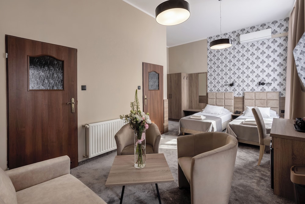 Maksymilian Hotel 58/70