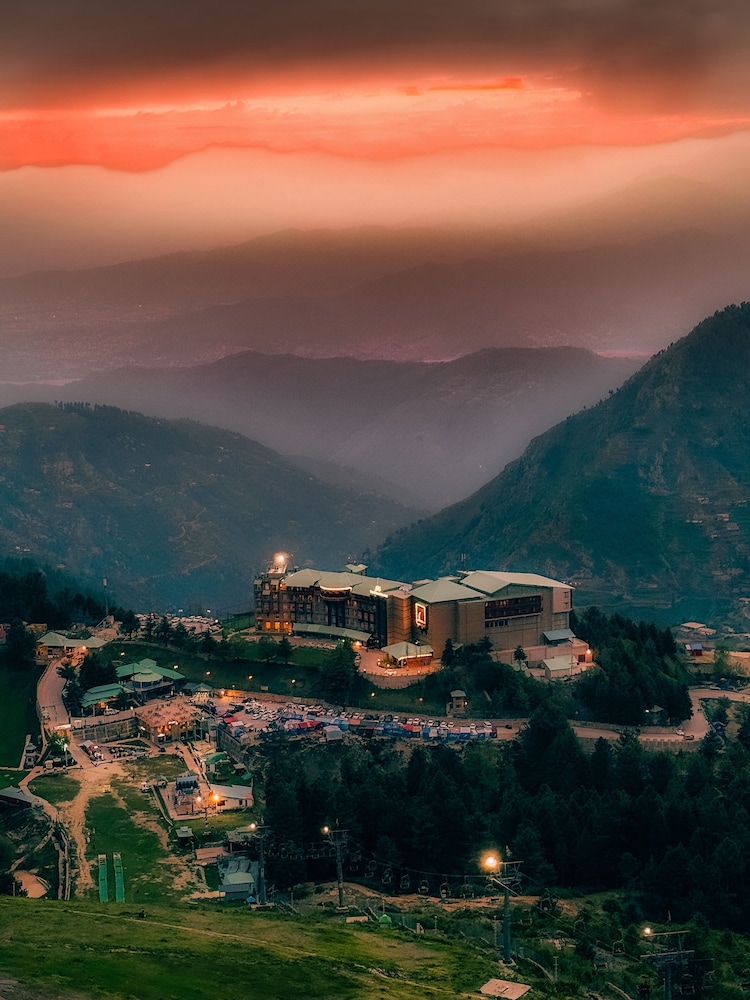 Pearl Continental Malam Jabba 47/50
