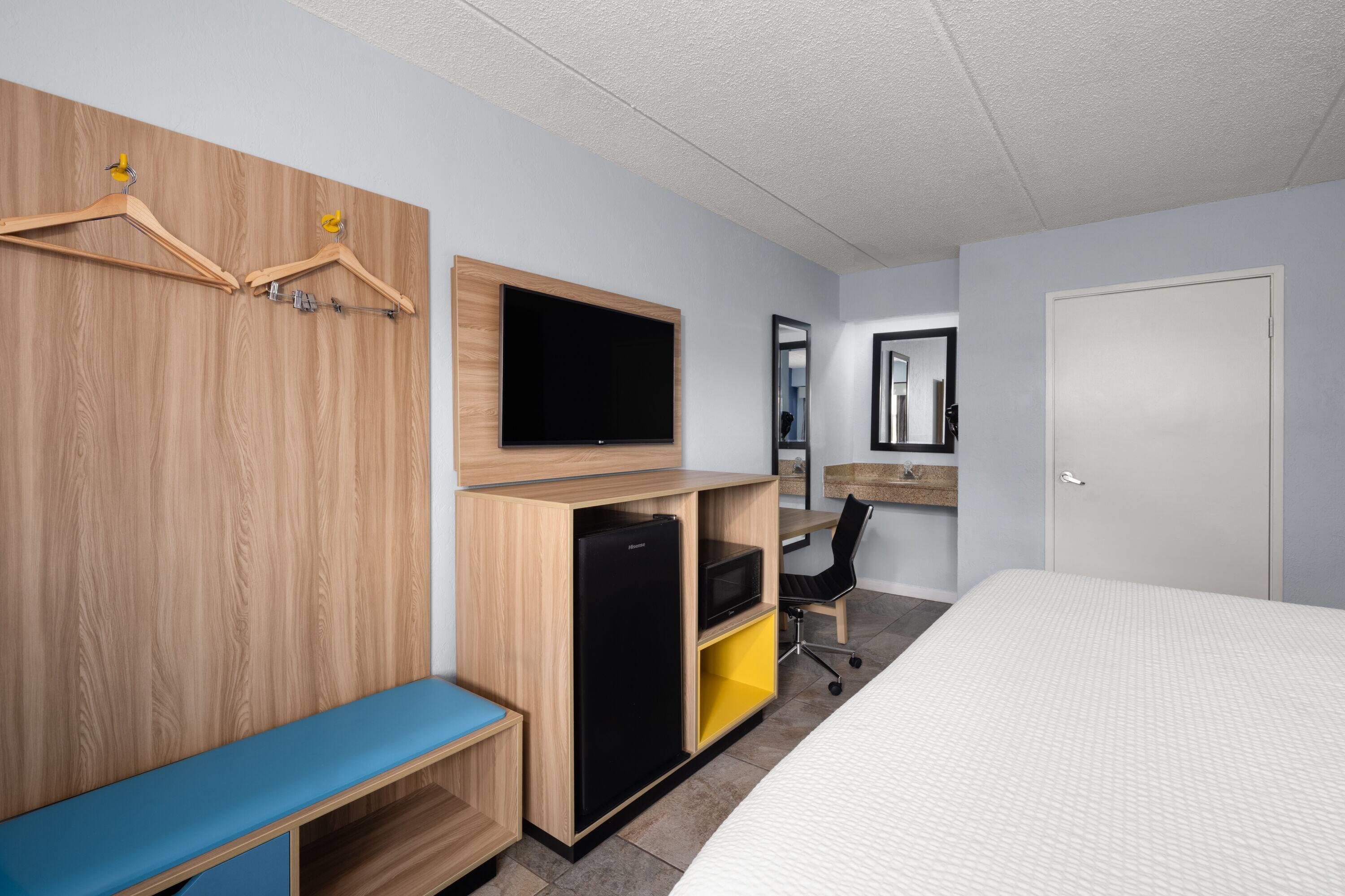 Days Inn by Wyndham Charlotte University 11/35