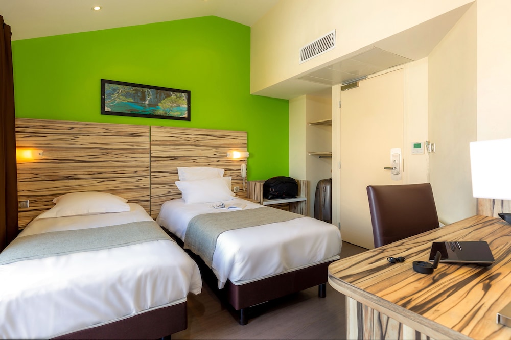 COMFORT, TWIN BEDS