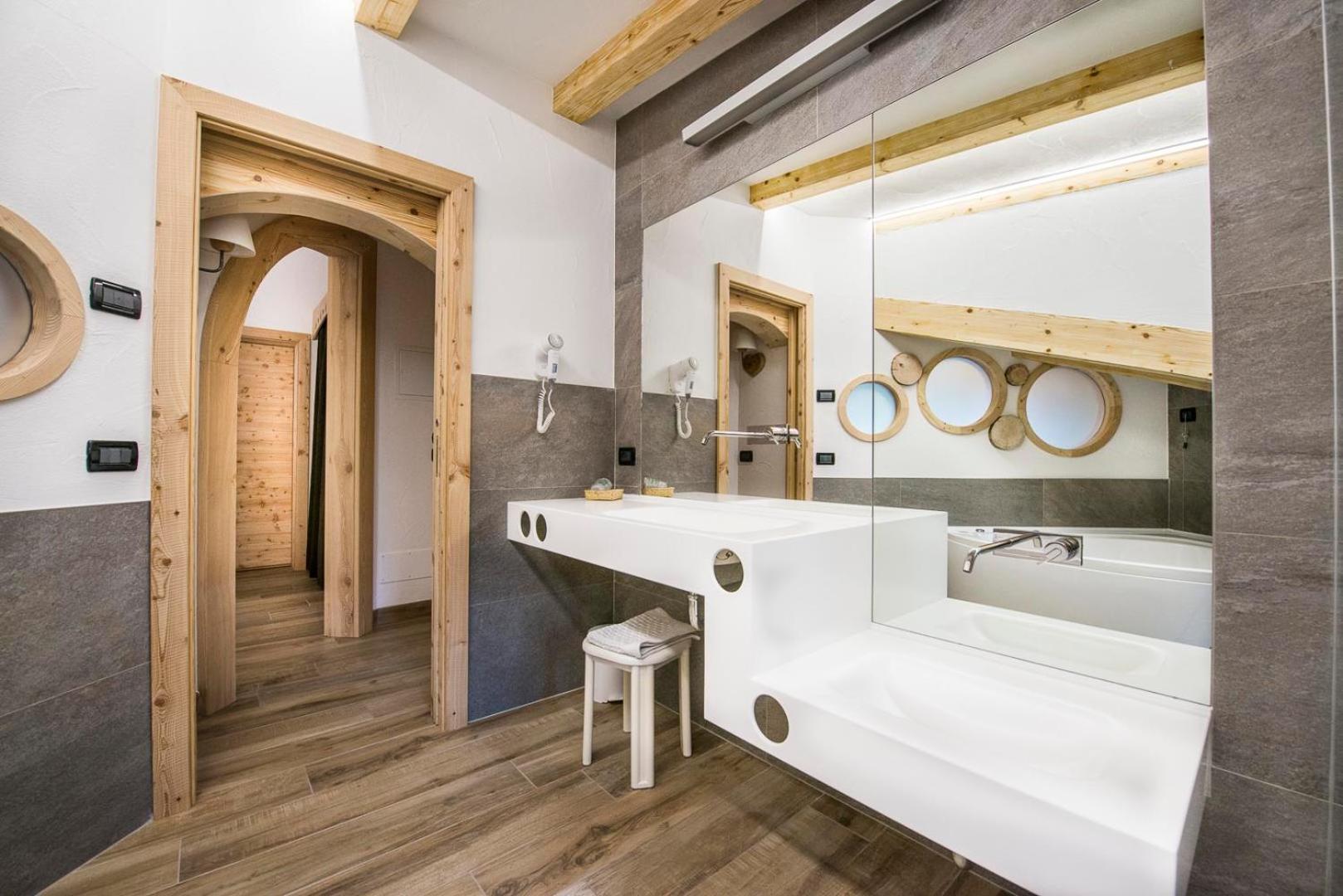 جناح بجاكوزي، HOTEL CHALET PINETA 4/5