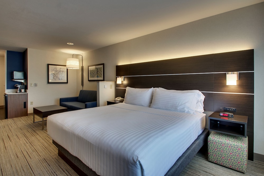 Holiday Inn Express Suites Morris 13/49