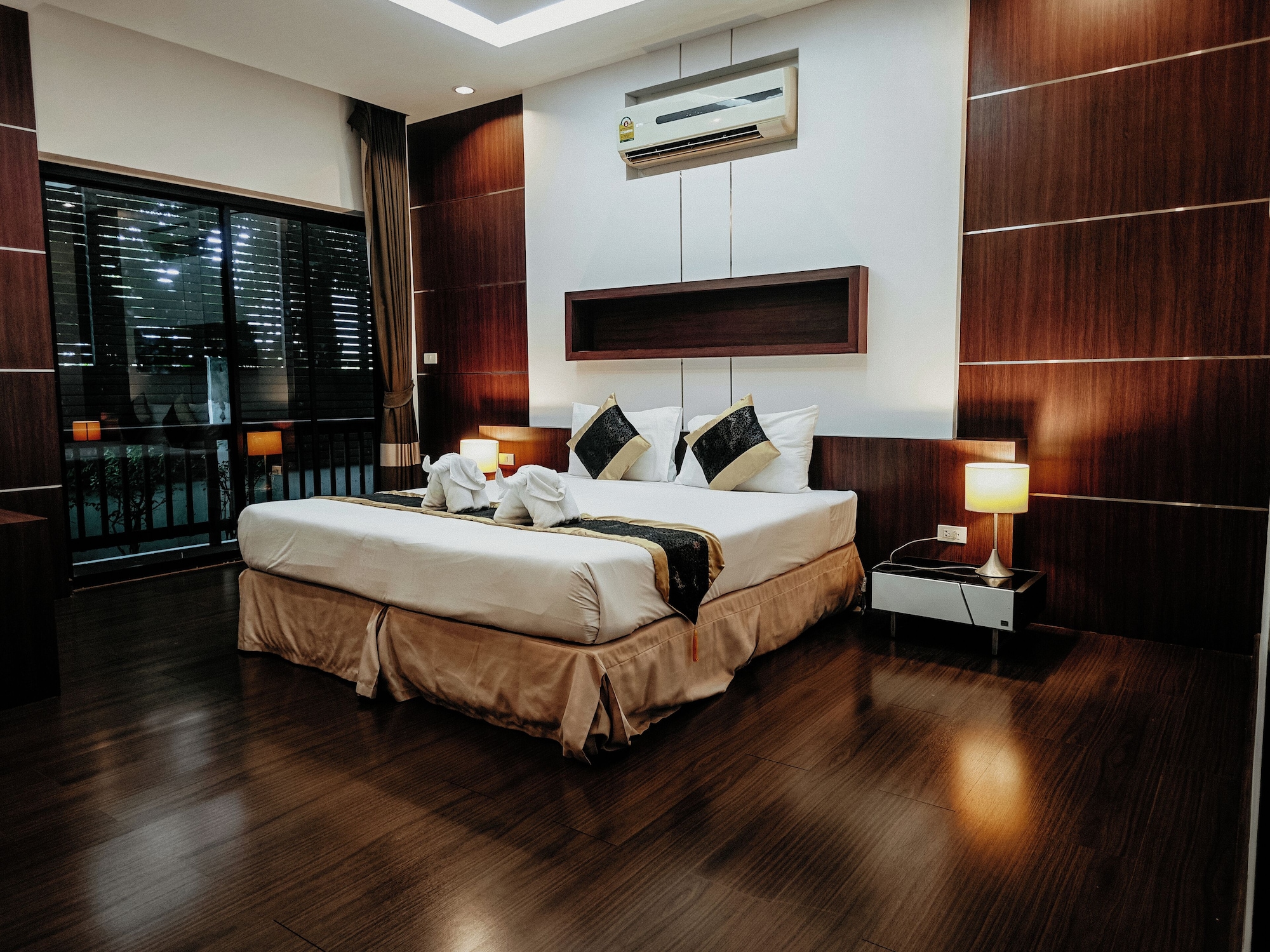 DELUXE, SUITE