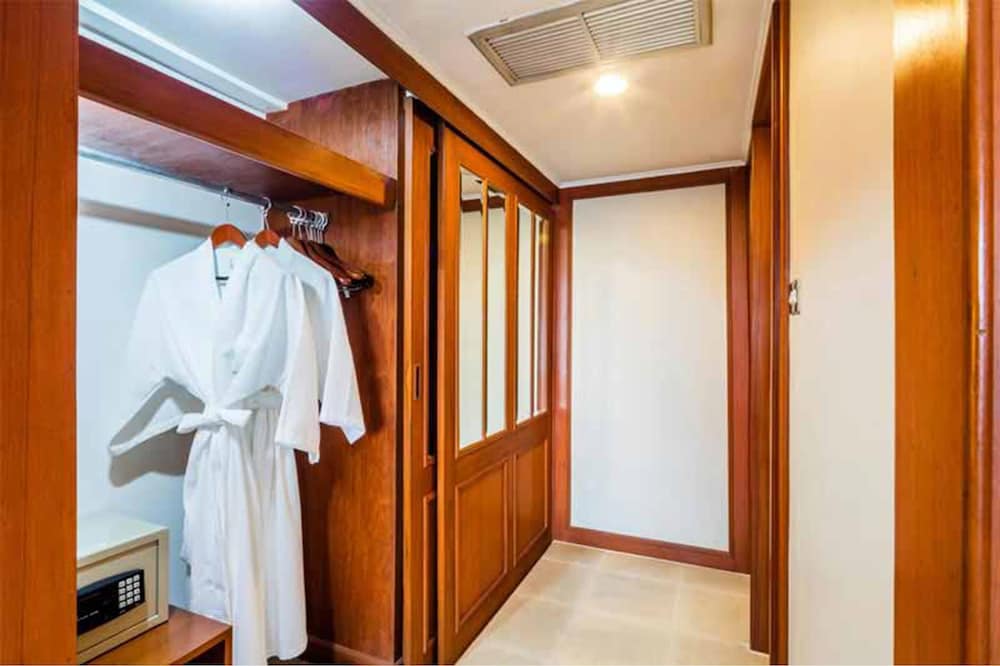 Bangkok Palace Hotel 33/75