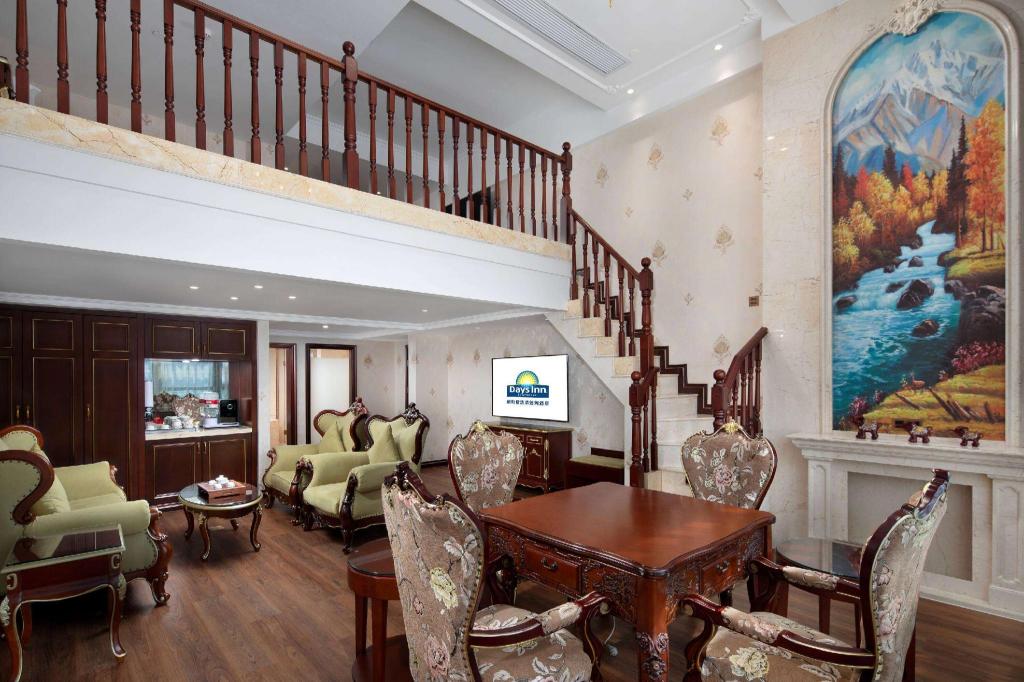 Loft, Executive, Suite, King Bed, Smoking