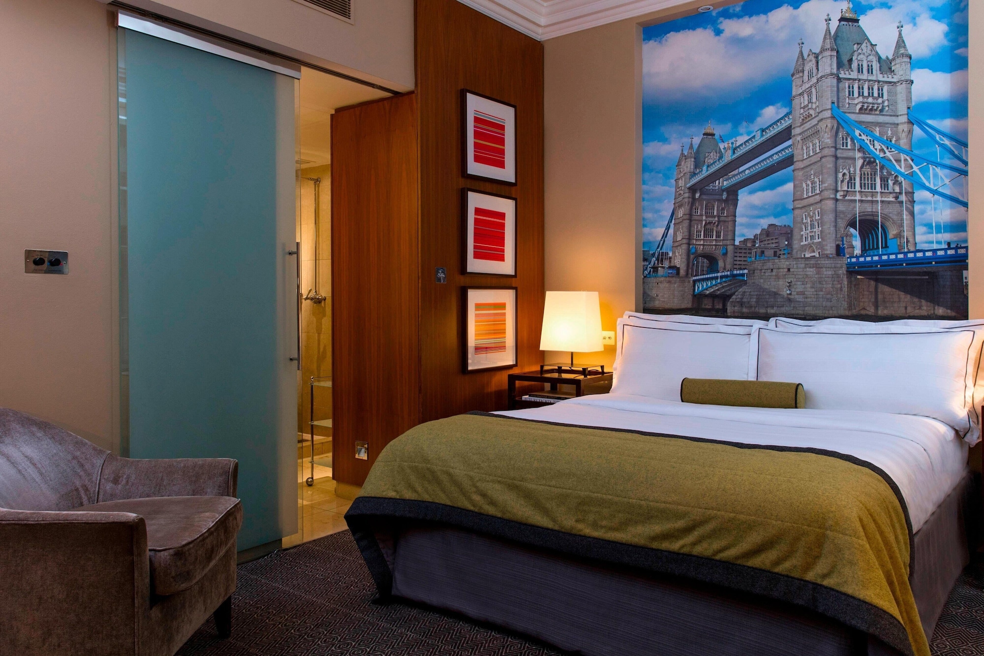 LUXURY, QUEEN BED