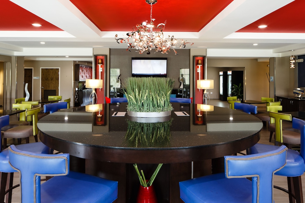 Holiday Inn Express Hotel Amp Suites el Reno 32/36