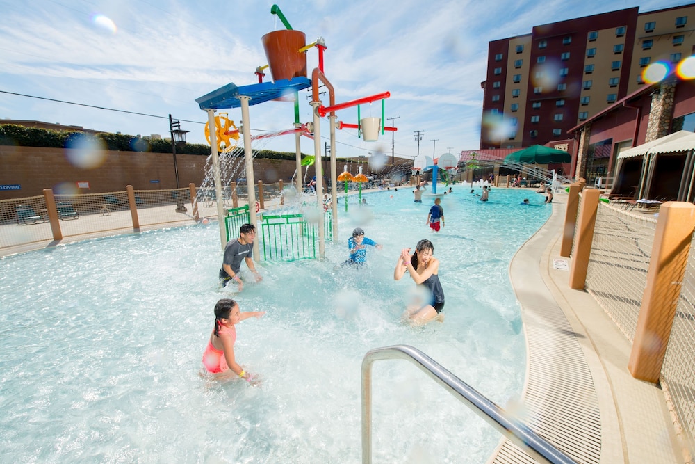 Great Wolf Lodge - Anaheim Ca 64/66