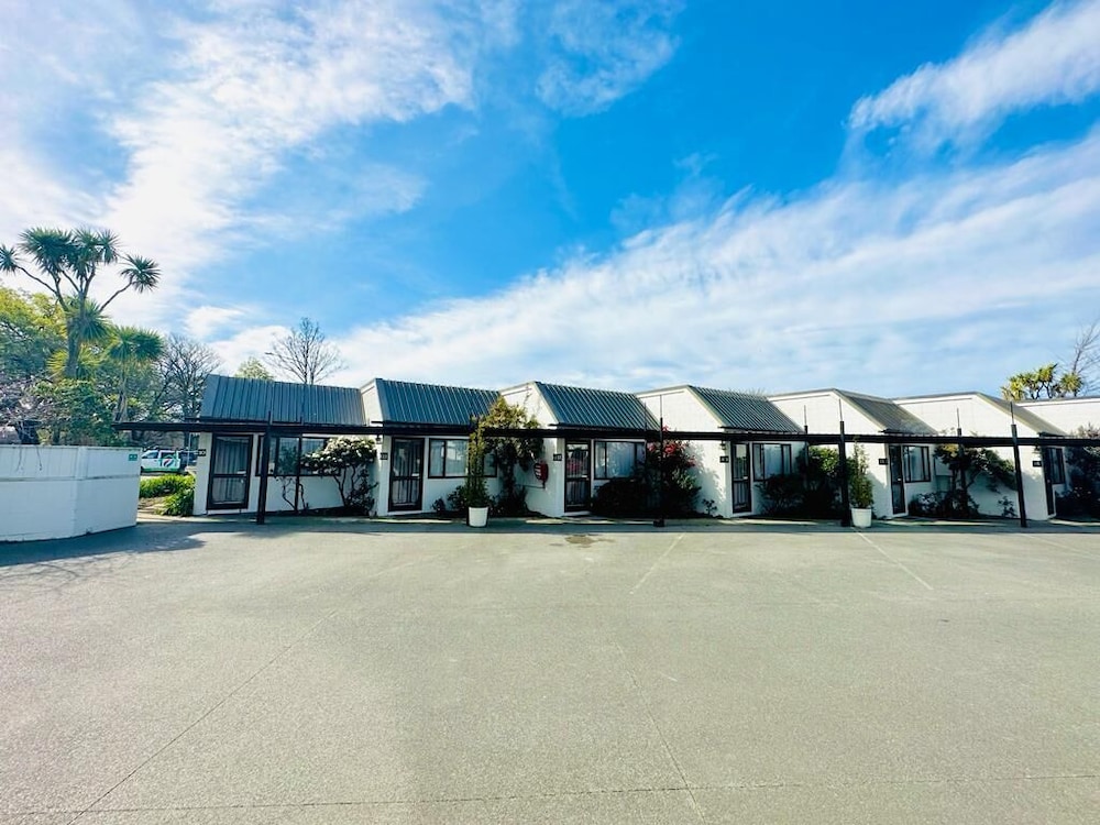 Gothic Heights Motel 44/54