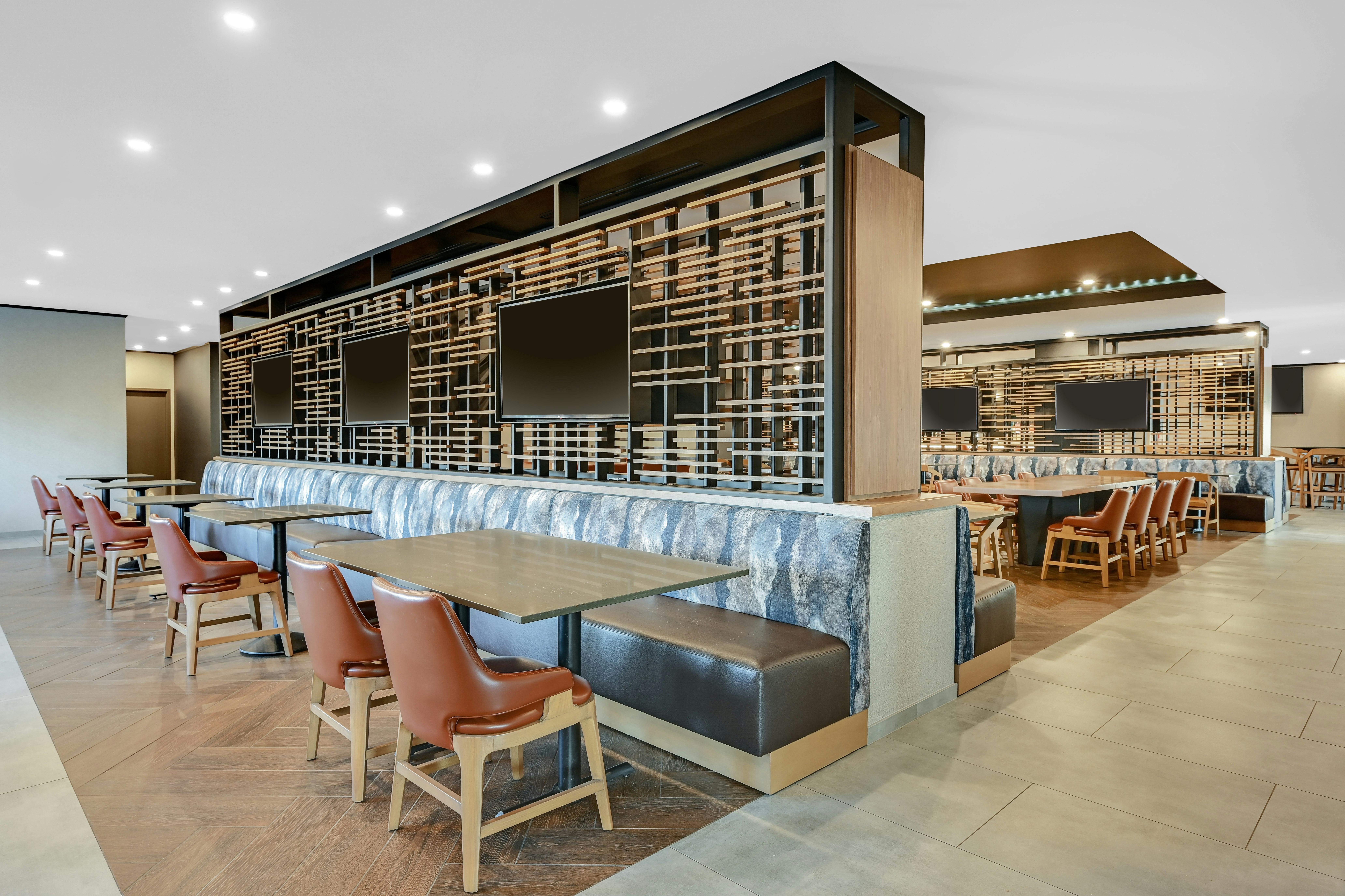 DoubleTree by Hilton Denver International Airport (ex. Holiday Inn Hotel And Suites) 30/45
