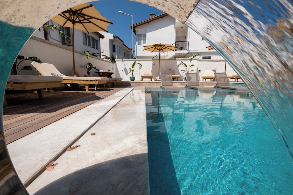 Armel Alacati (+12 Adult Only) 22/46