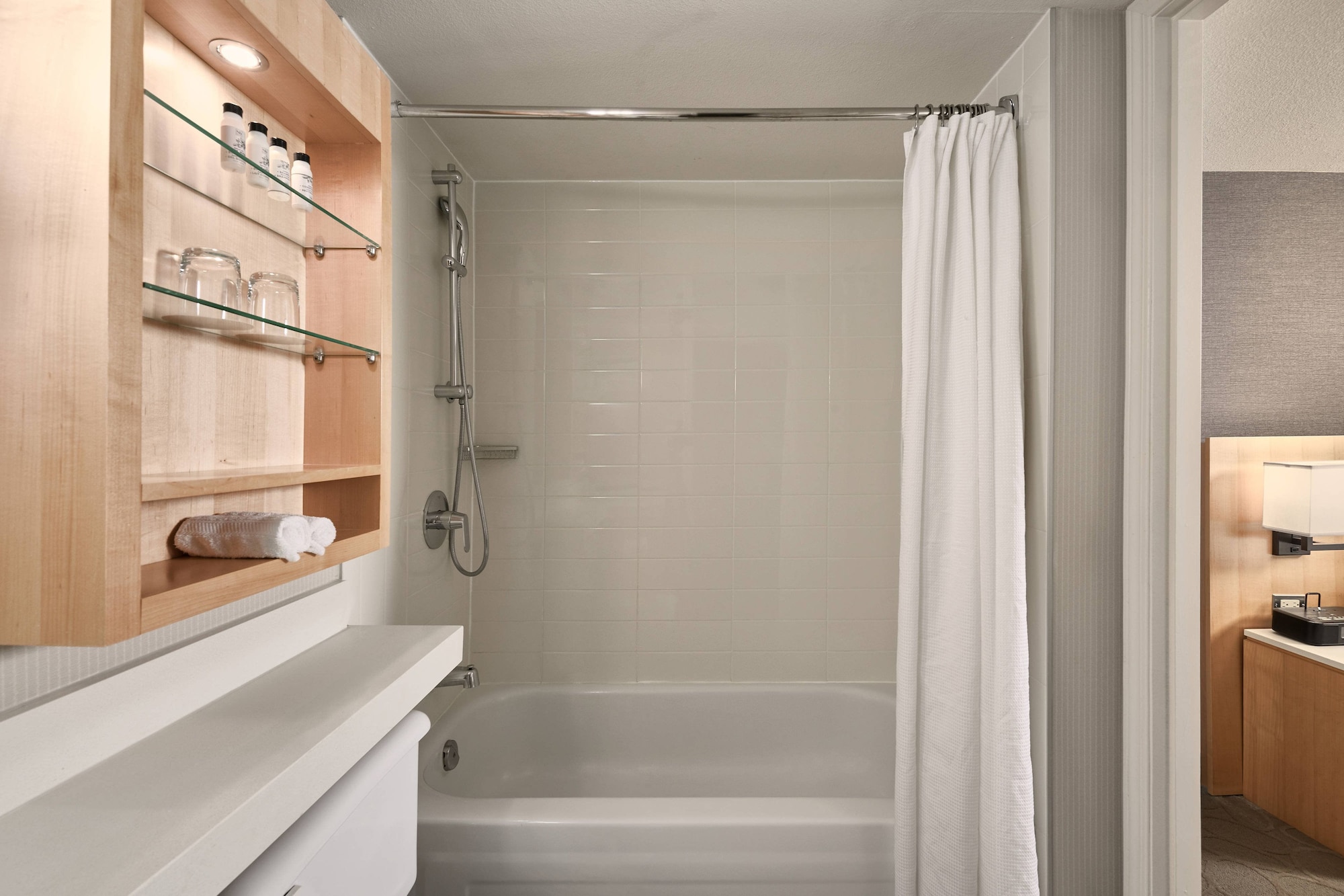 جناح بسرير كينج بشرفة بغرفة نوم واحدة مع أريكة، Delta Whistler Village Suites 6/6