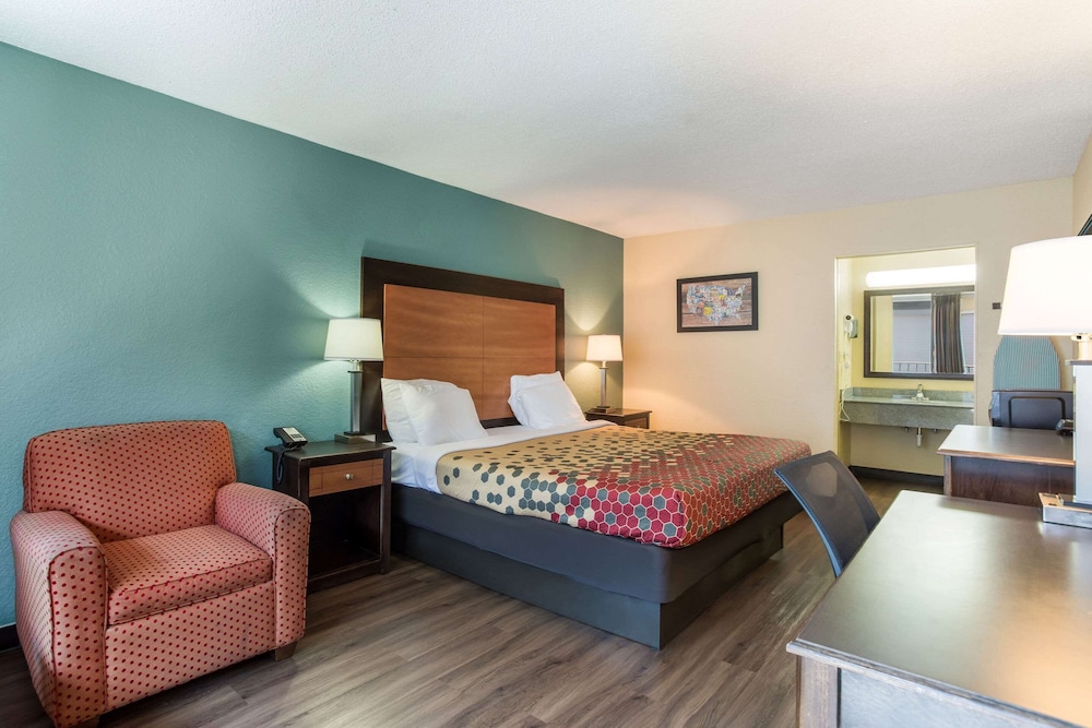 Econo Lodge Gallatin - Metro Nashville 26/43