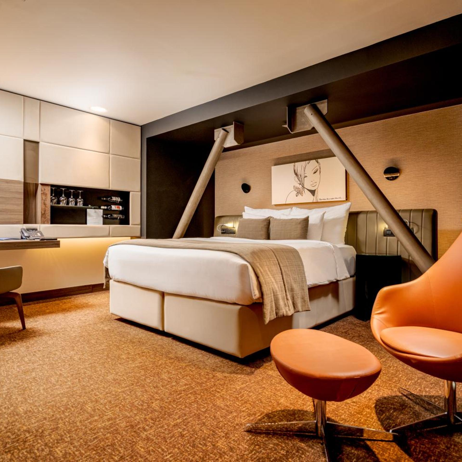 Lifestyle, Suite, Pool Access