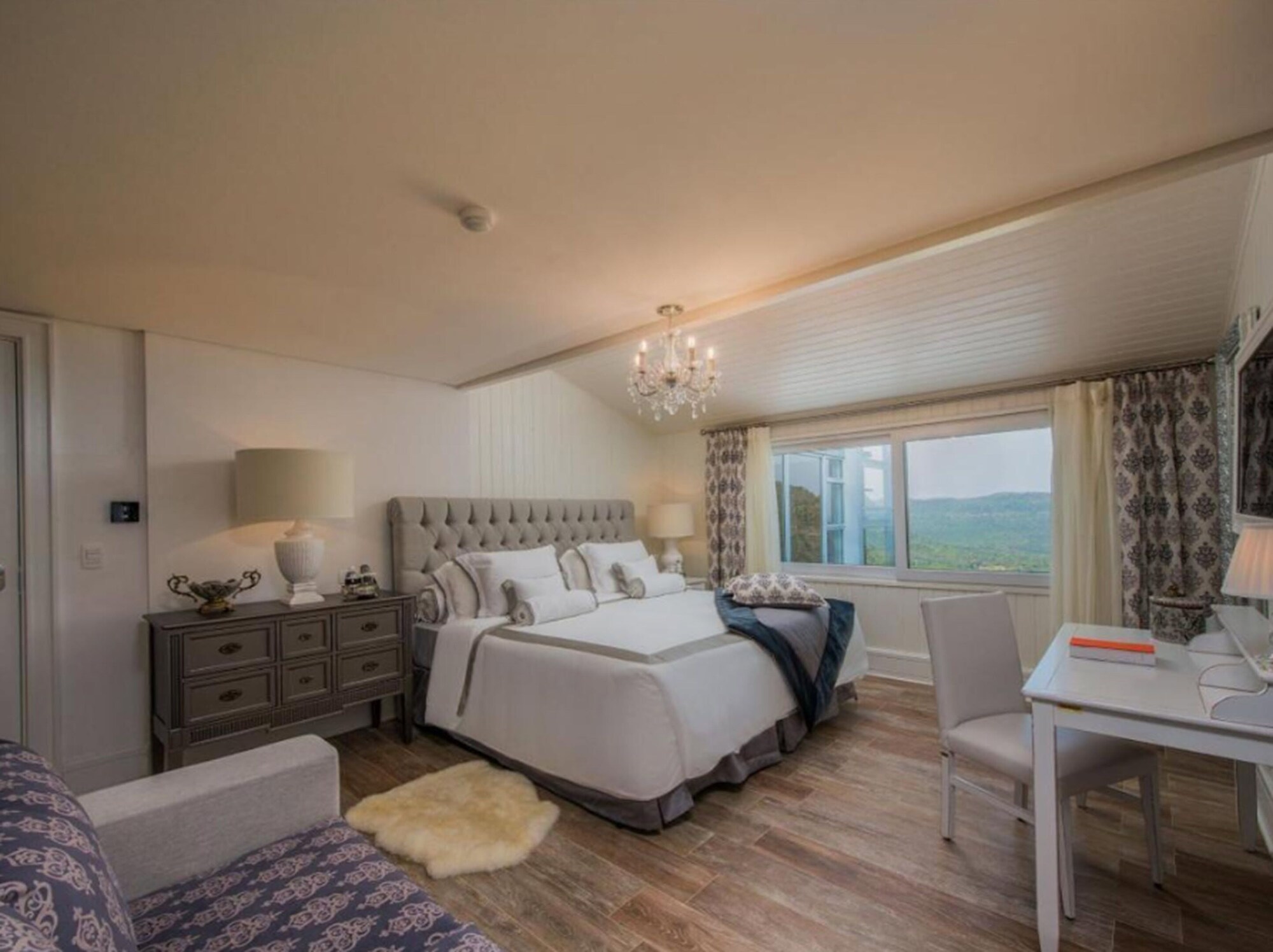 Mountain, King Bed
