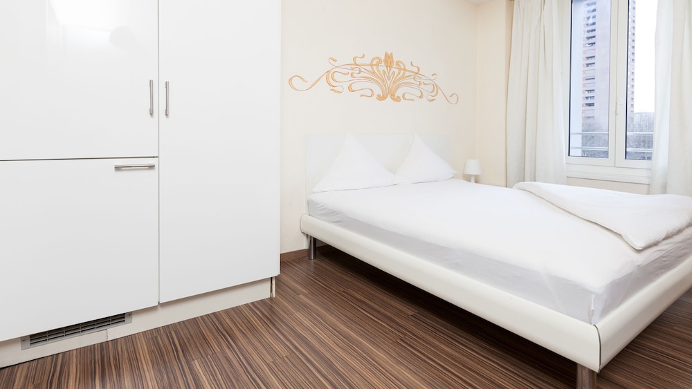 CITY, STUDIO, QUEEN BED