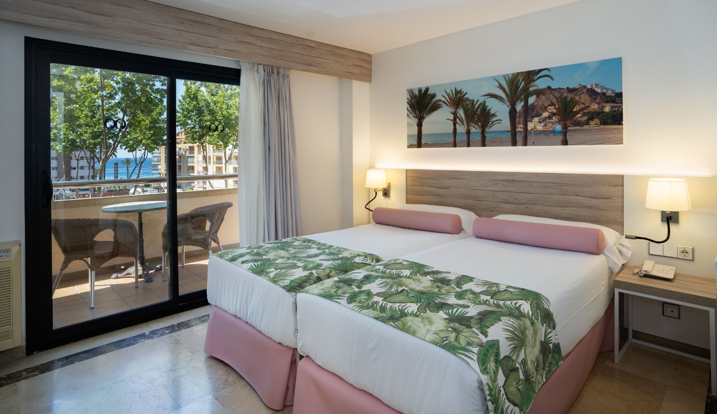 Room, Double or Twin Bed, Avenue View