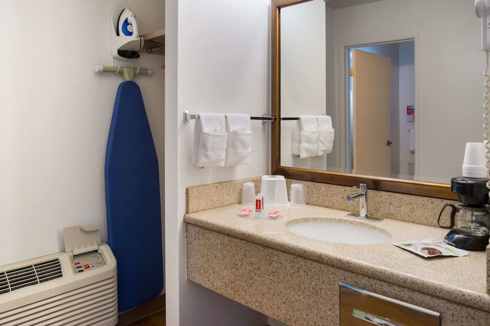 Bend Inn Suites Ex Econo Lodge 22/28