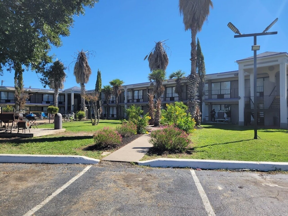 Knights Inn San Antonio near Frost Bank Center 5/35