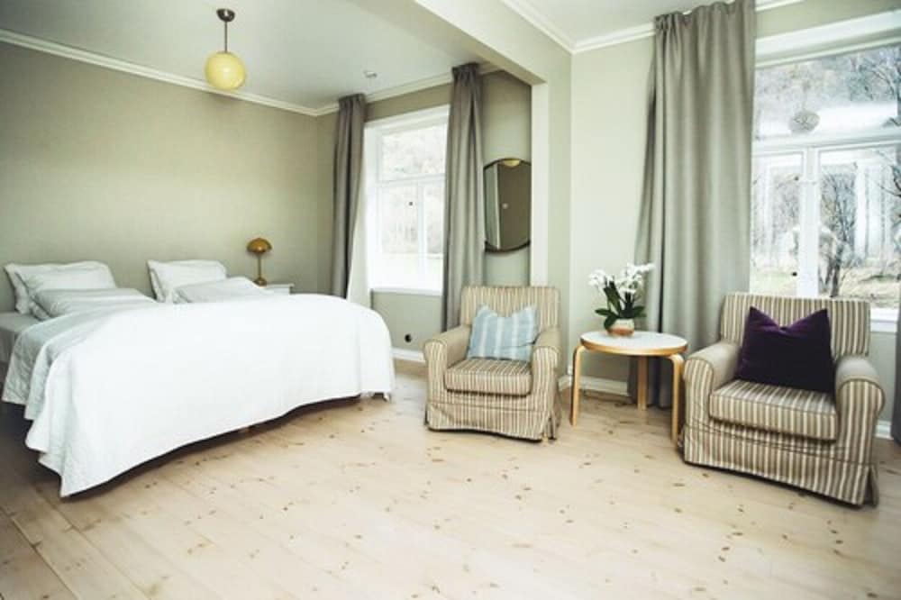 Lindstrom Hotel 10/46