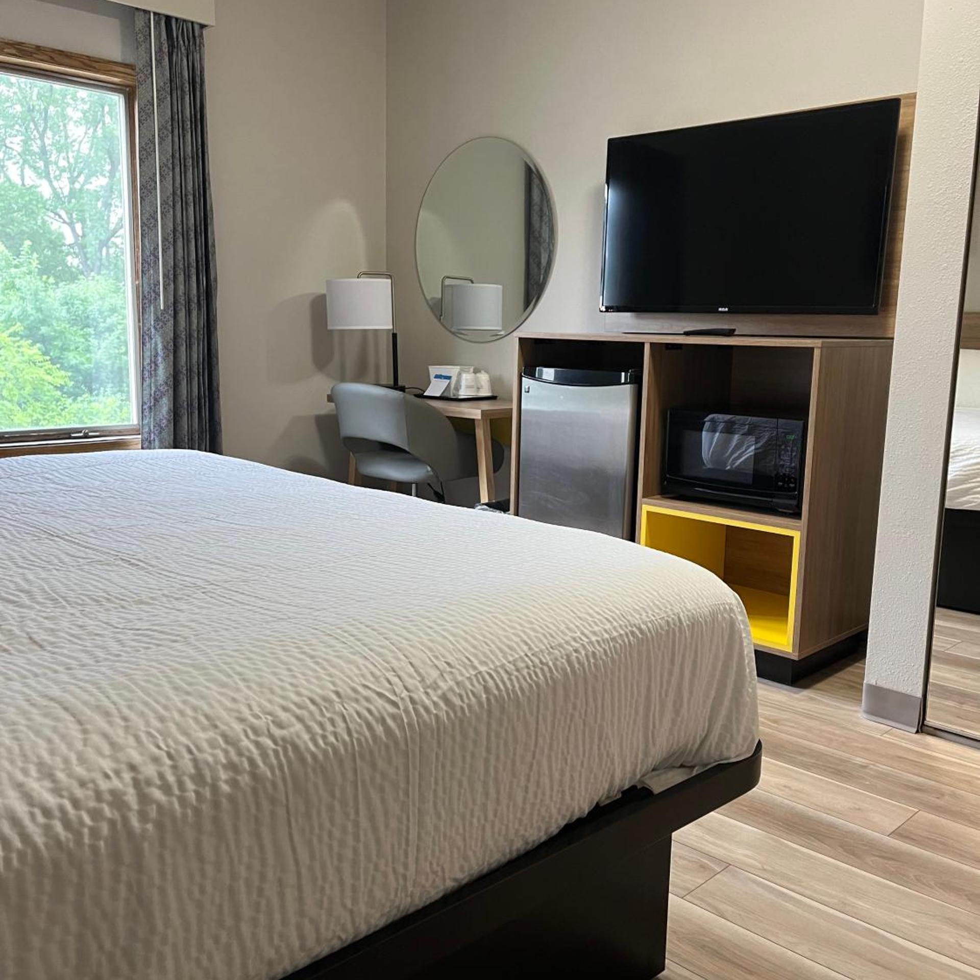 غرفة بسرير كينج بحوض استحمام لذوي الإعاقة، Days Inn by Wyndham Hutchinson 6/9