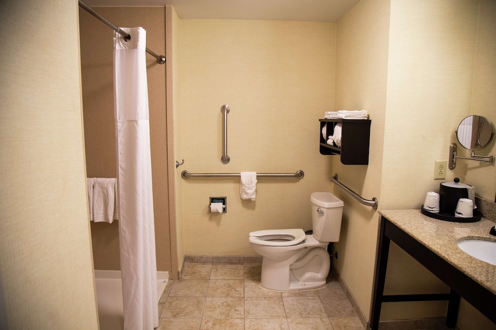 Hampton Inn and Suites Sharon 17/62