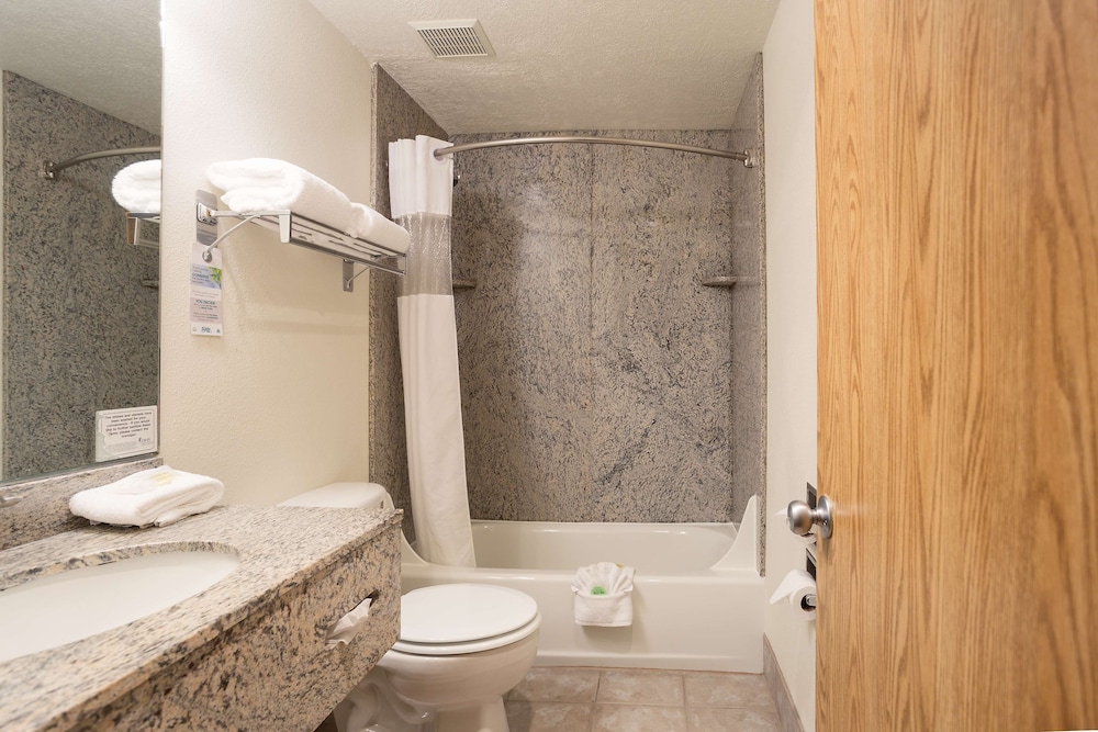 Promenade Inn And Suites Ocean Front 8/28