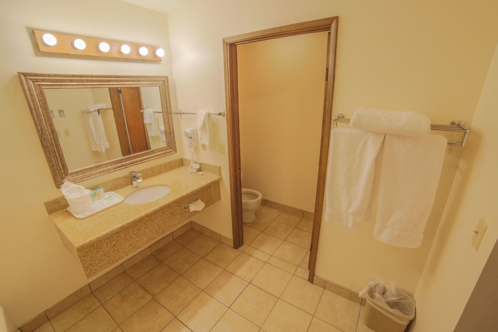 Sunnyside Inn & Suites 44/52