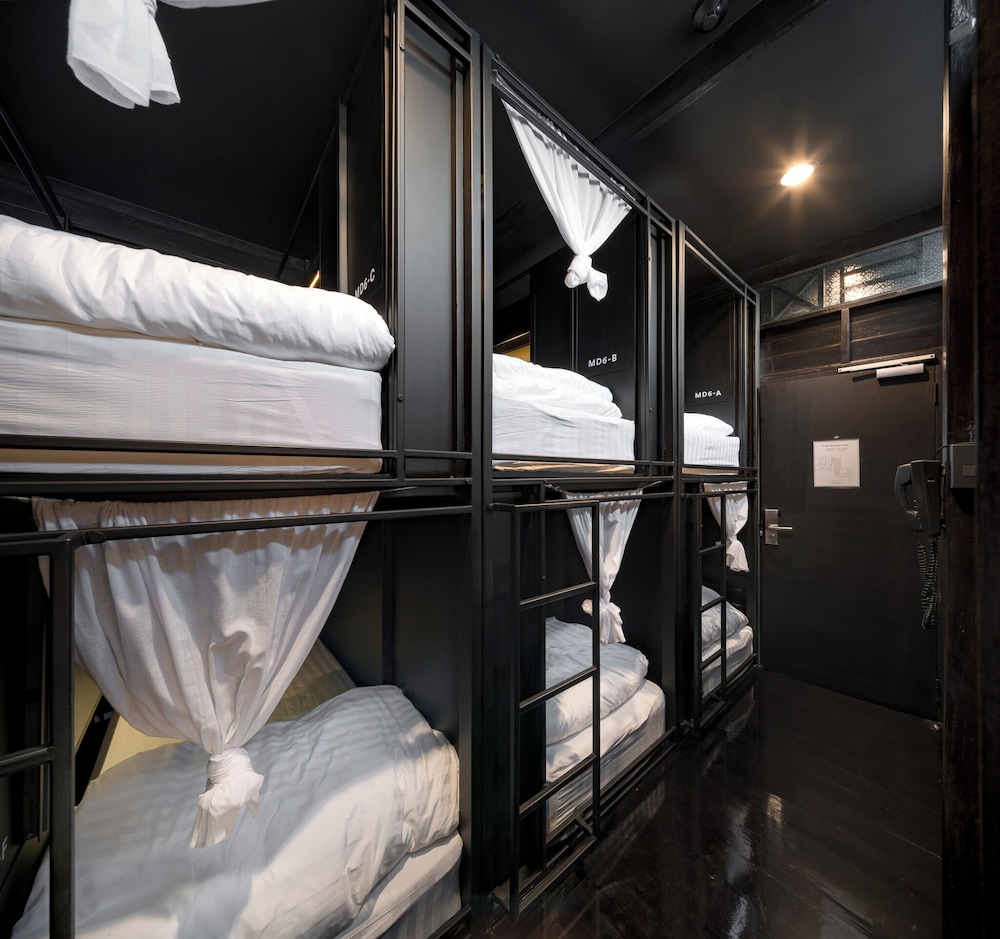 MIXED DORM, 6 BEDS, SHARED BATHROOM
