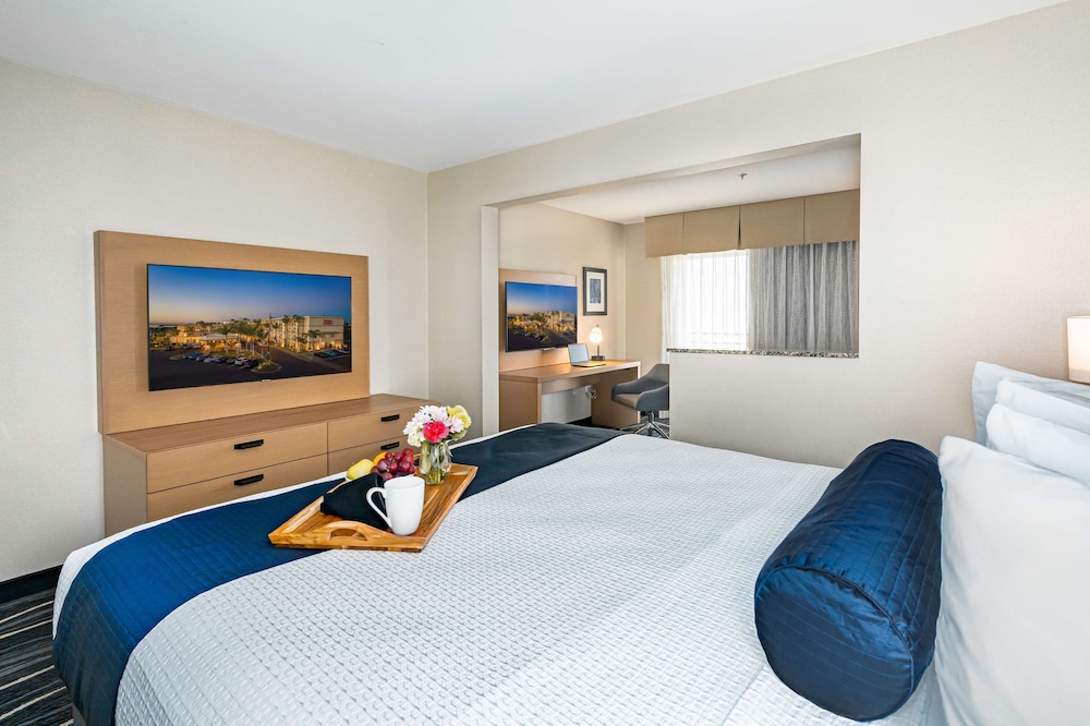 غرفة قياسية بسرير كينج مع أريكة، Best Western Plus Marina Gateway Hotel 2/5