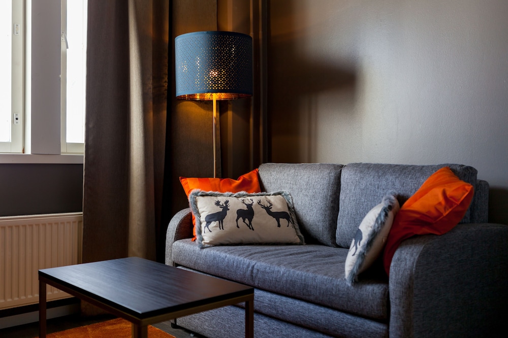 Golden Circle Suites 18/49