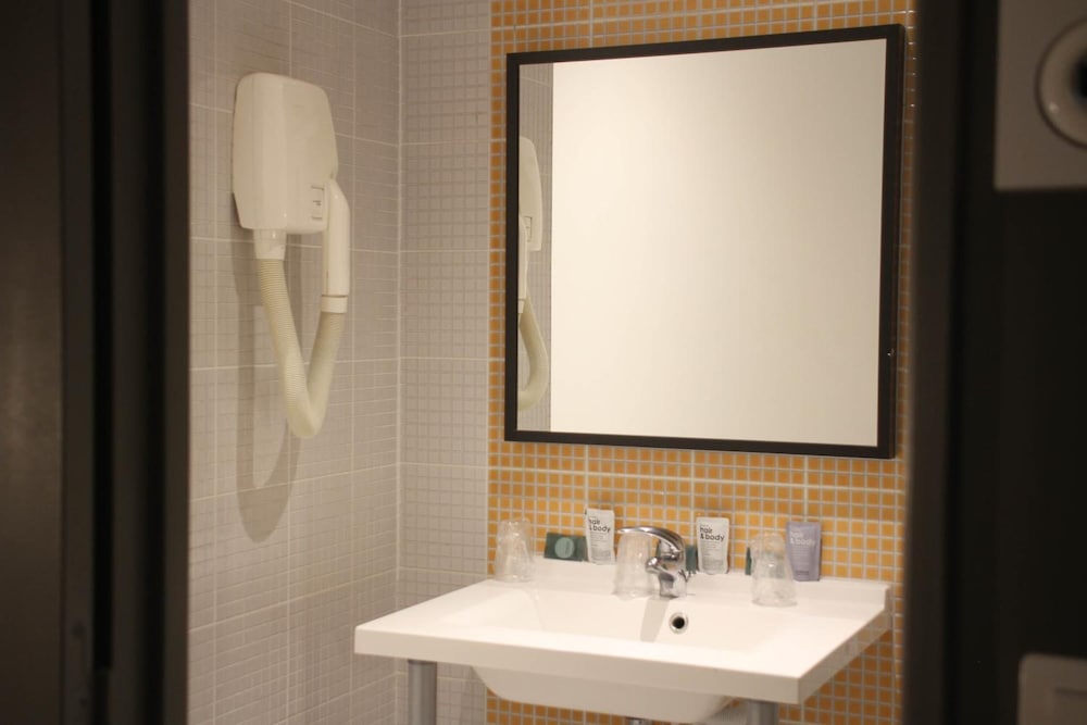 Orly Superior Hotel 56/57