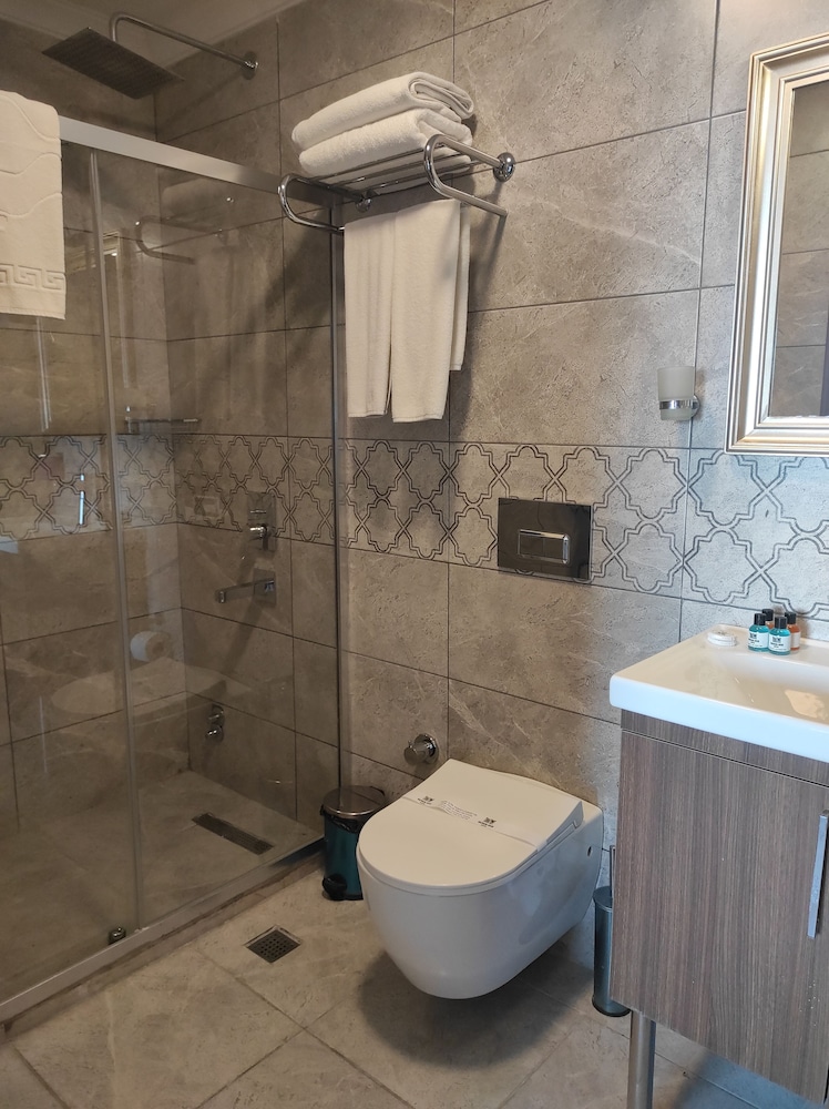 Magnaura House Hotel 11/53
