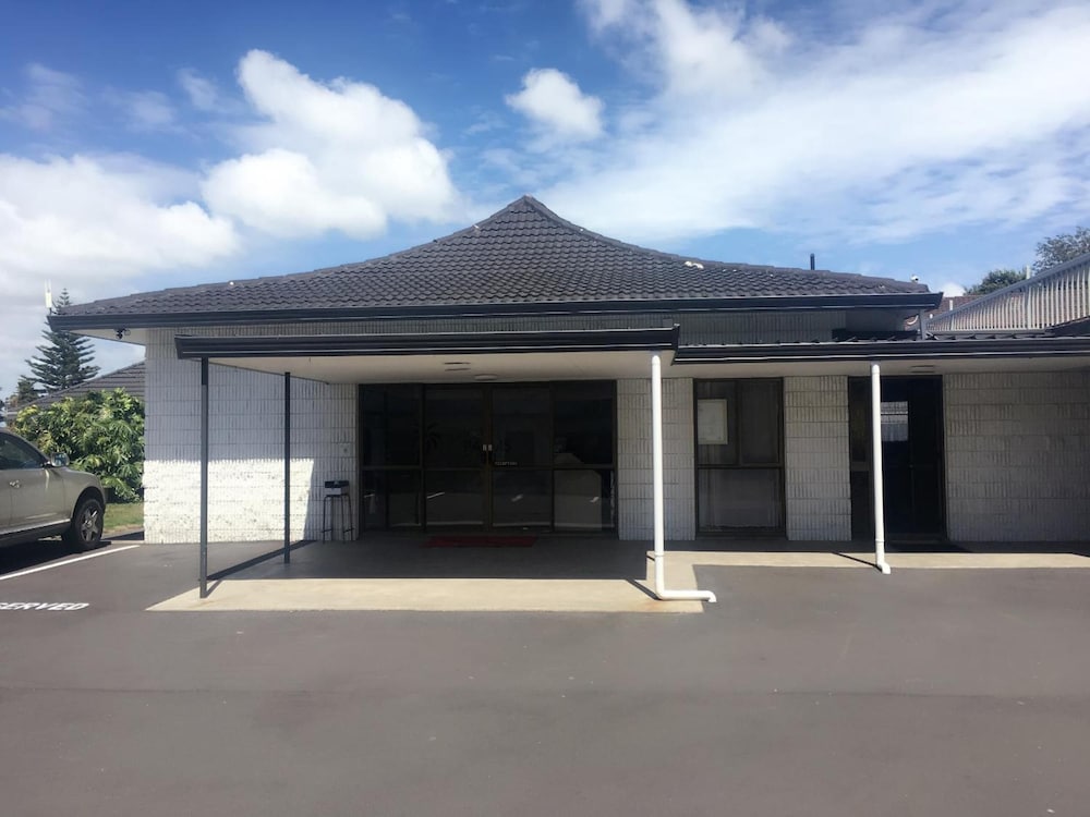 Ellerslie Palms Motel 2/68