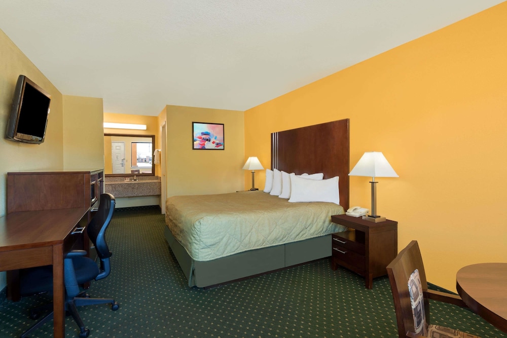Ramada by Wyndham San Antonio Near SeaWorld/Lackland AFB 32/63