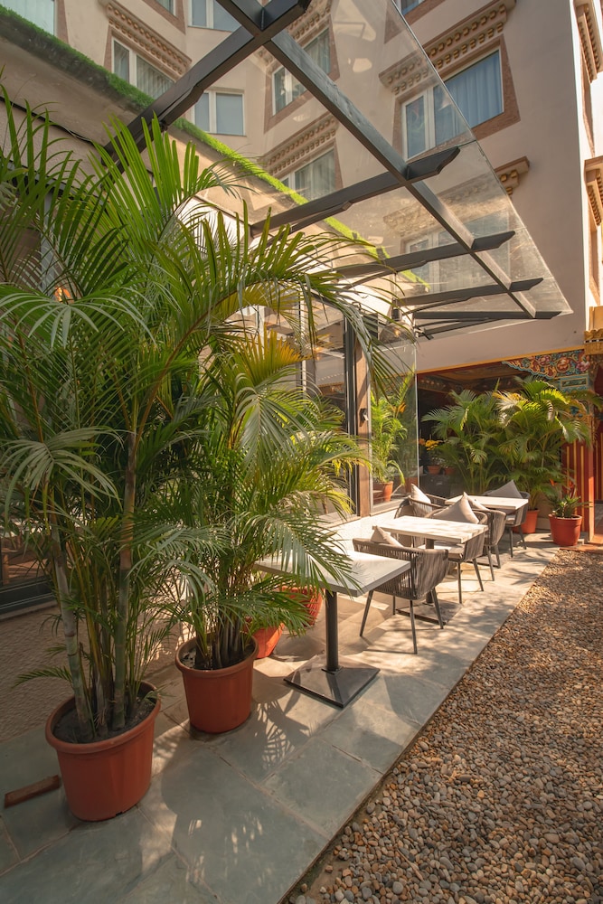 Mila Hotel 79/86