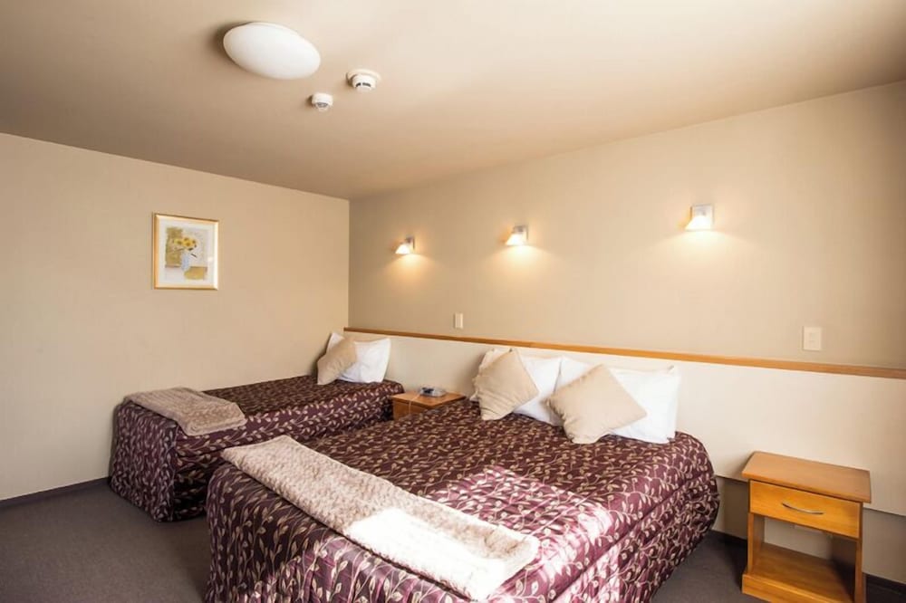 Balmoral Lodge Motel 12/59