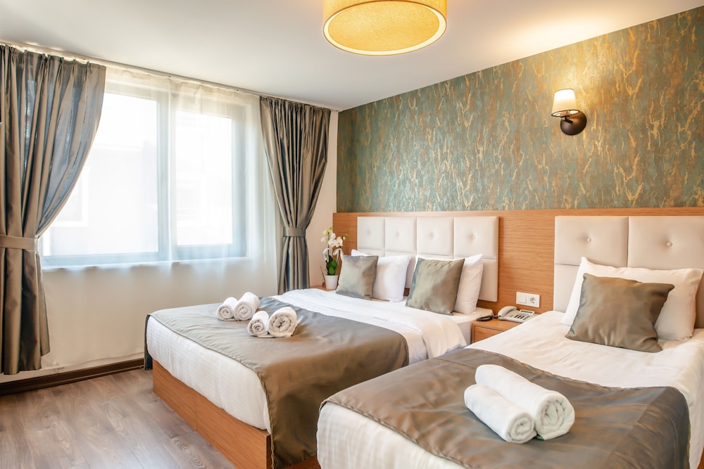 The Camelot Hotel 15/47