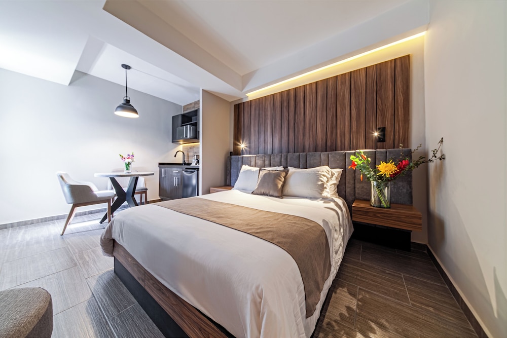 Suite, Queen Bed