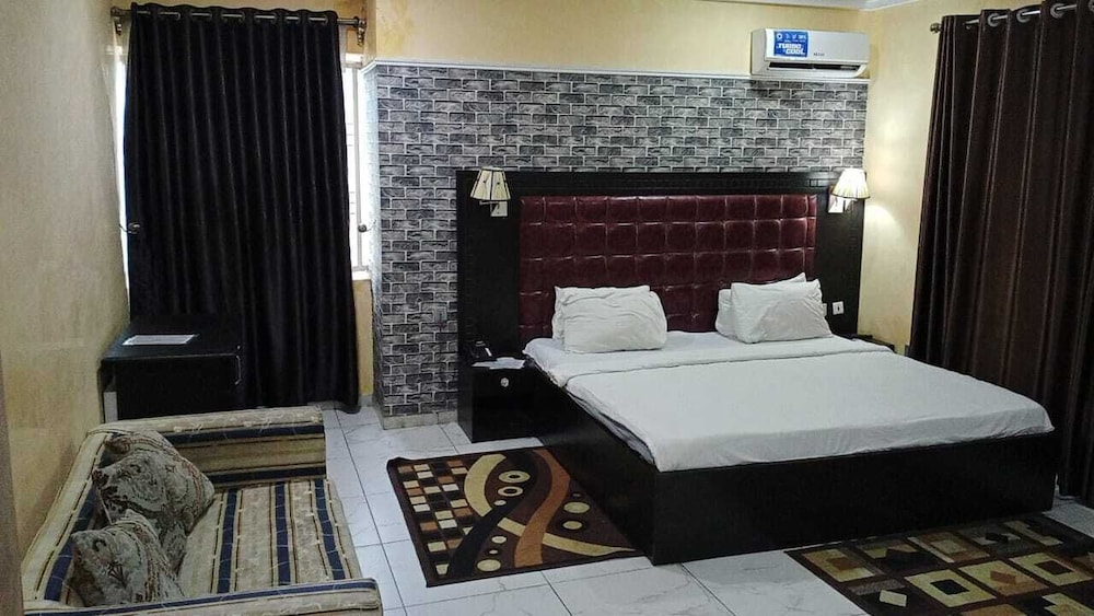 Alheri Suites 8/20