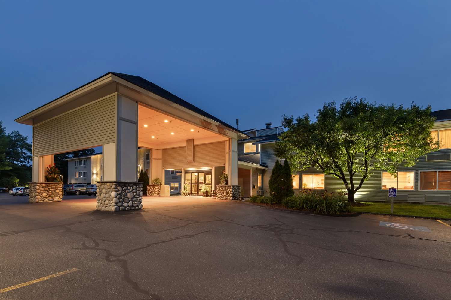 Best Western Plus Windjammer Inn & Conference Center 2/46
