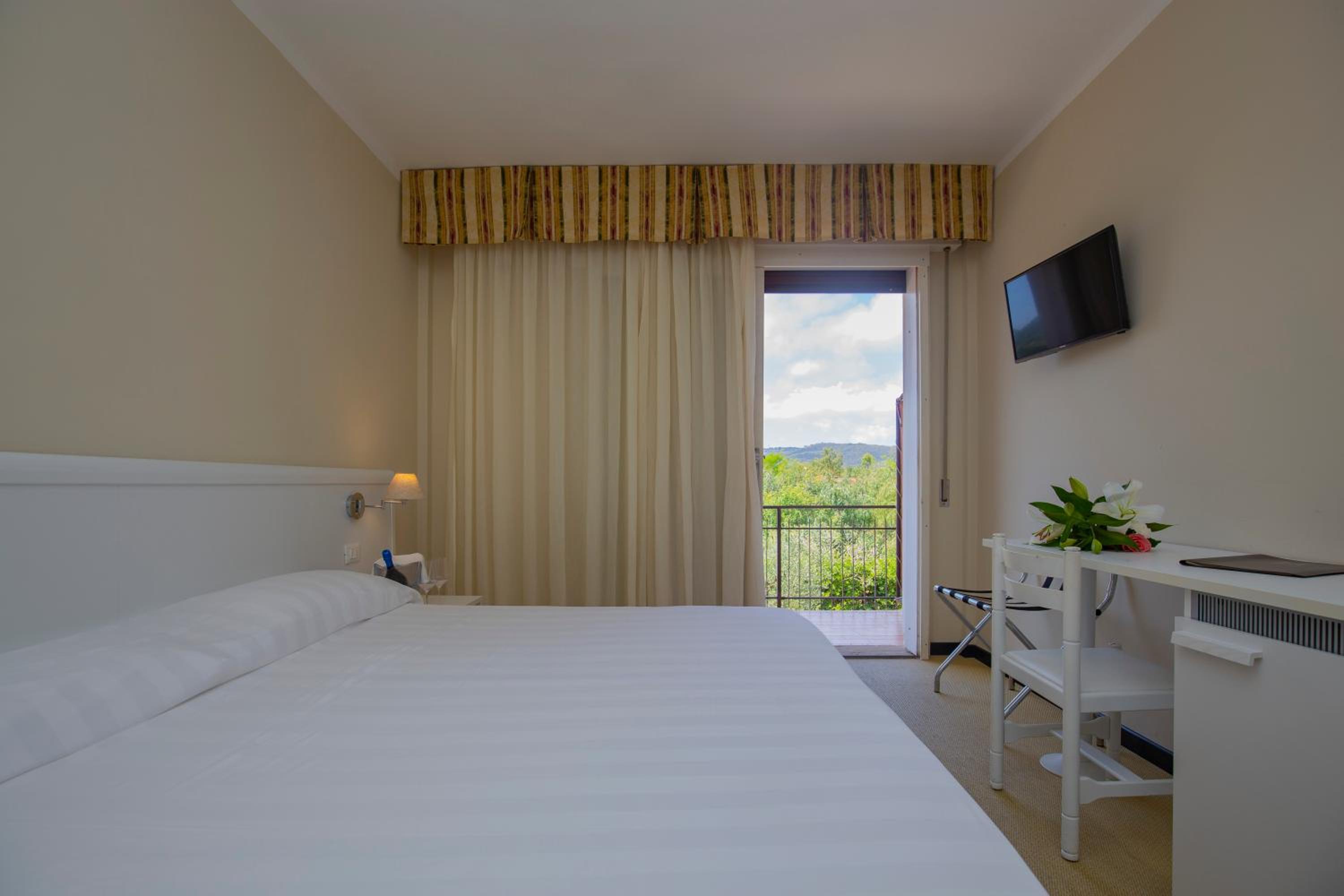 Room, Double or Twin Bed