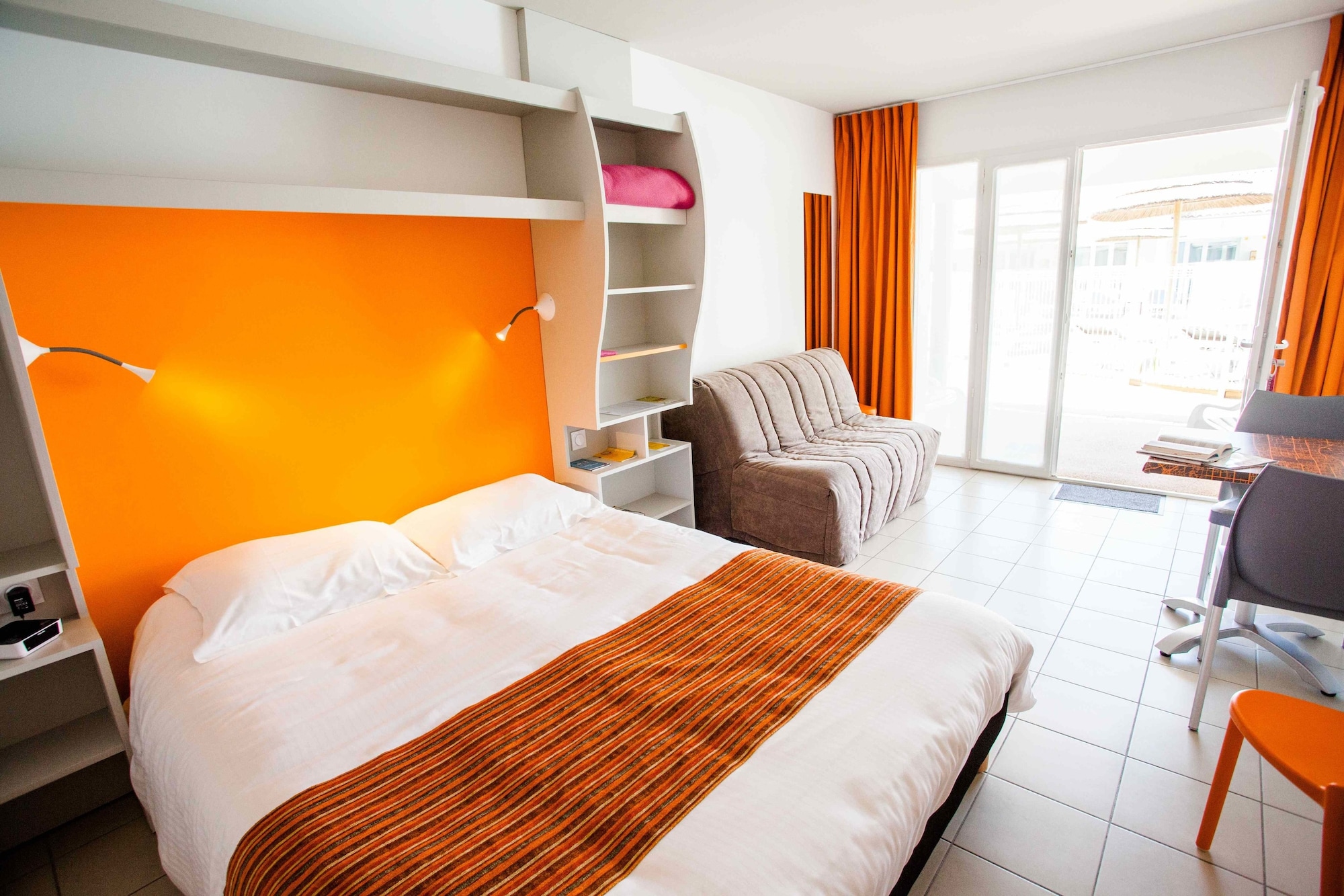 Comfort, Queen Bed, Sofa, The Originals Boutique, Hotel de Re 2/4