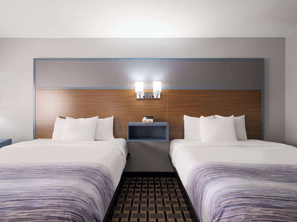 AmericInn by Wyndham Woodstock IL 19/50