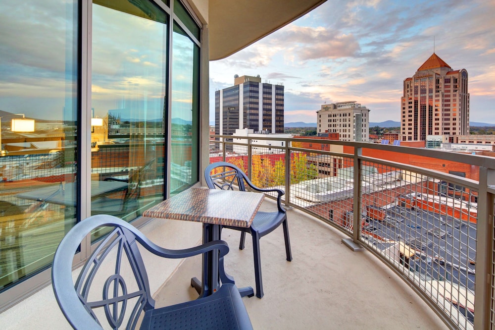 Hampton Inn And Suites Roanoke-Downtown 56/75