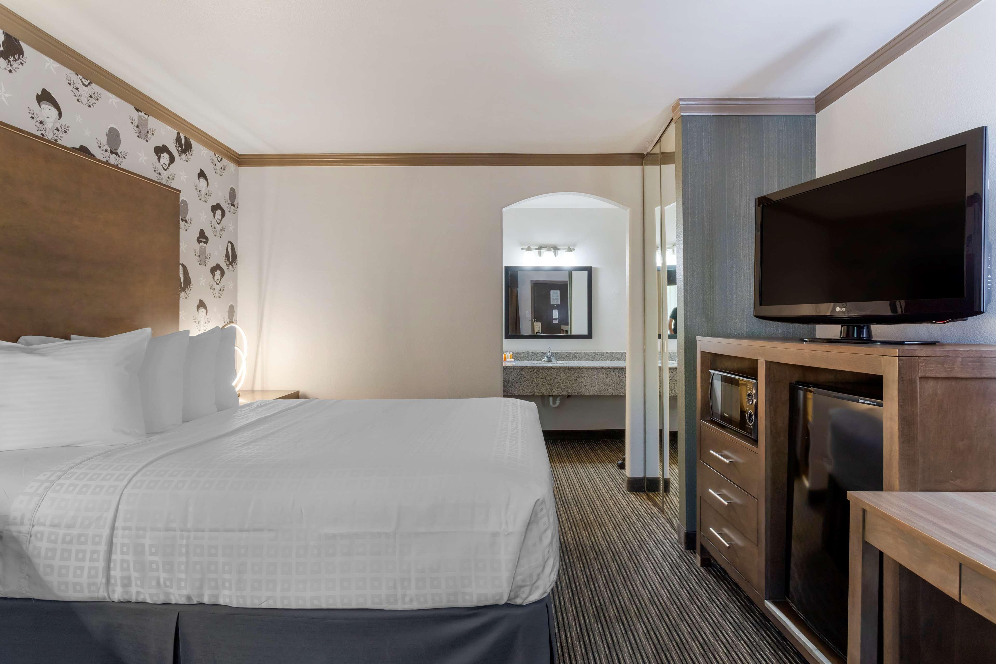 Room, Queen Bed, Exterior Entrance