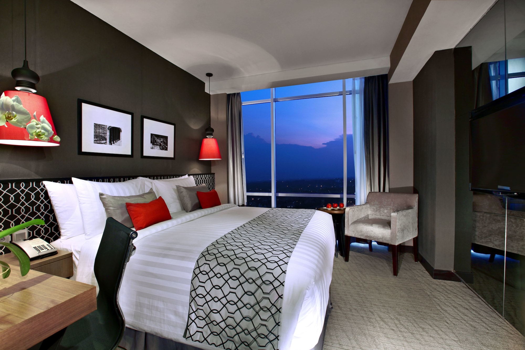 Deluxe, Queen Bed, Aston Priority Simatupang Hotel and Conference Center 5/9