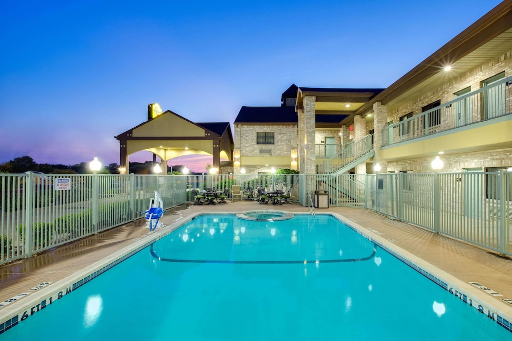Super 8 by Wyndham Fairfield, TX 2/36