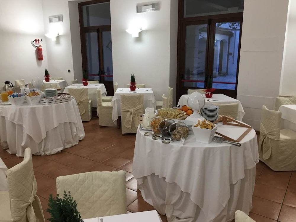 restaurant cafeteria
