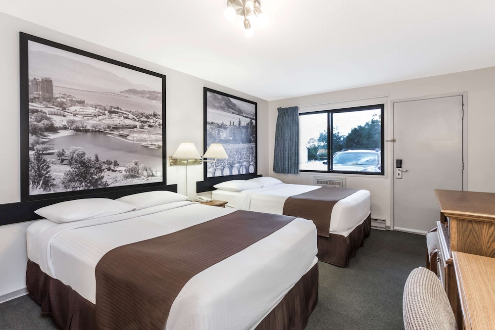 Super 8 by Wyndham Kelowna BC 8/38